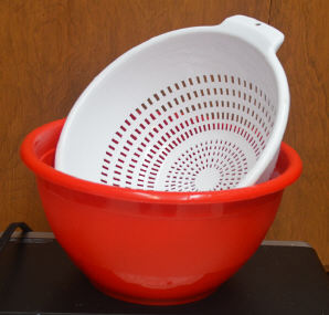 Plastic collander with bottom bowl